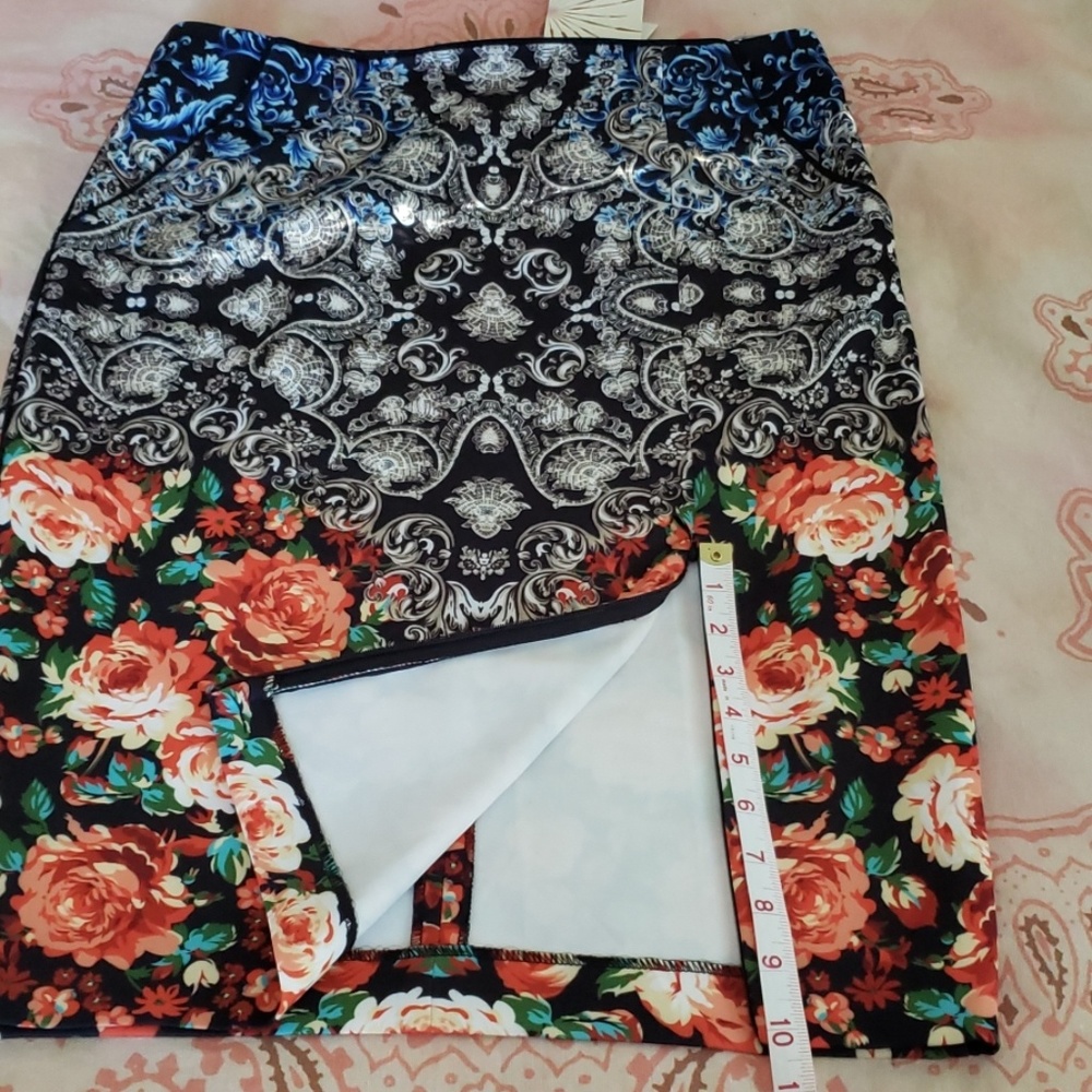 Boston Proper Mirrored Vase Skirt. Floral Pencil - Picture 11 of 13